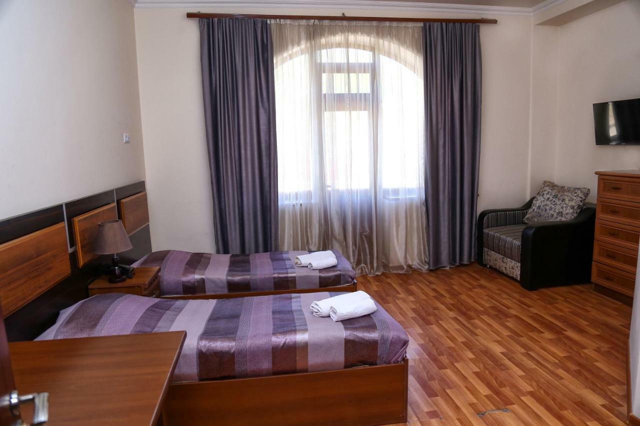 Lara Hotel Горис Екстериор снимка