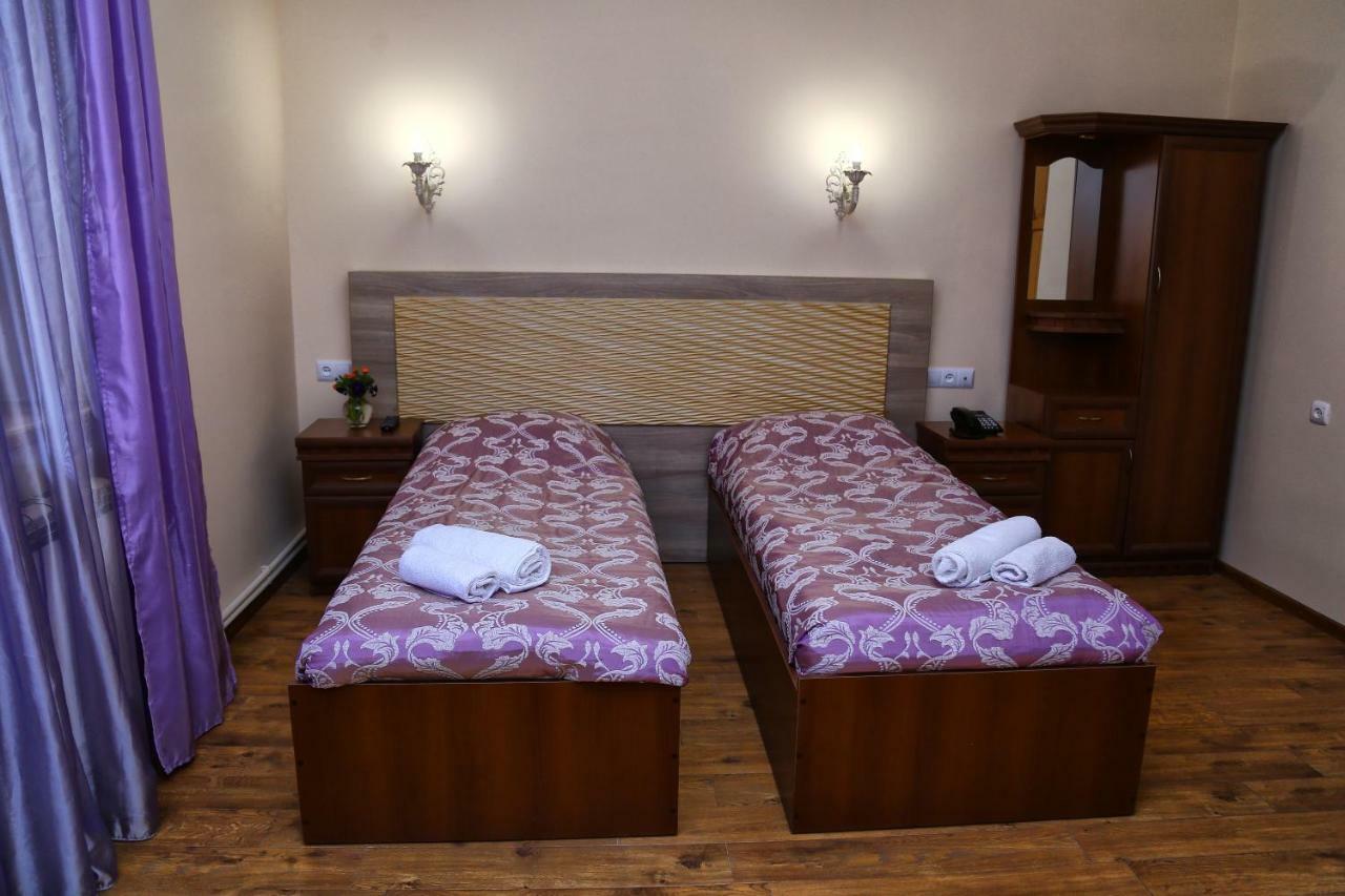 Lara Hotel Горис Екстериор снимка