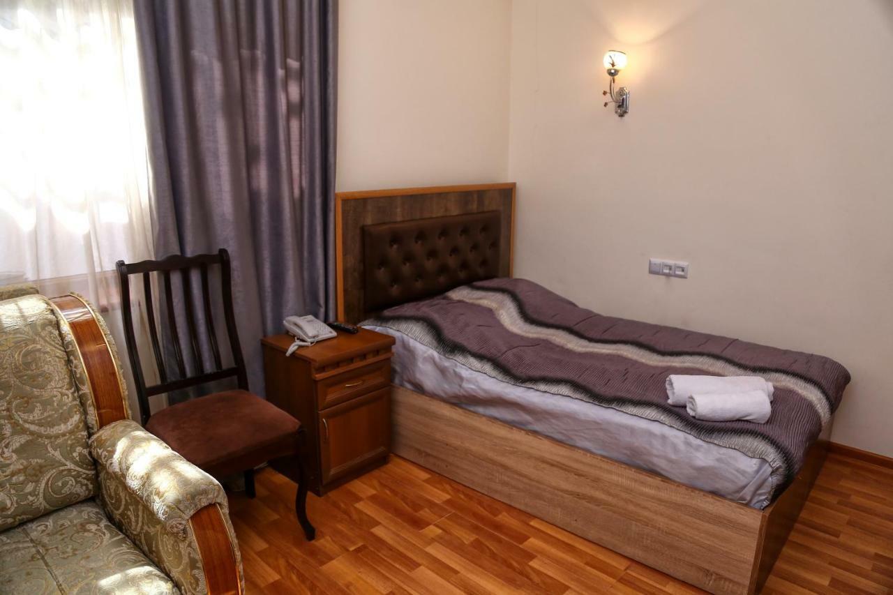 Lara Hotel Горис Екстериор снимка